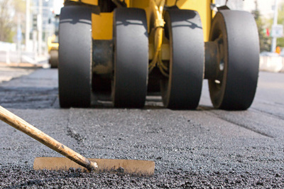 道路建設(shè)中的瀝青攤鋪機(jī) 道路修復(fù)的關(guān)鍵設(shè)備