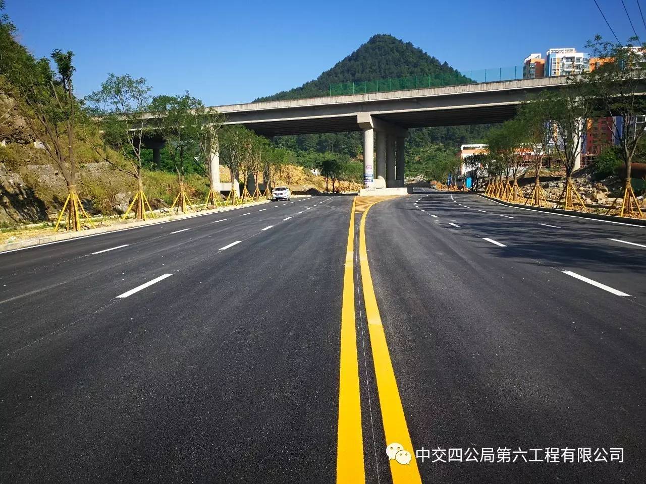 遵綏路延長(zhǎng)線道路工程交通標(biāo)線施工全面完成，助力區(qū)域交通優(yōu)化